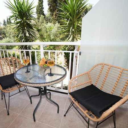 Angels Pool Studios And Apartments باليوكاستريتسا المظهر الخارجي الصورة