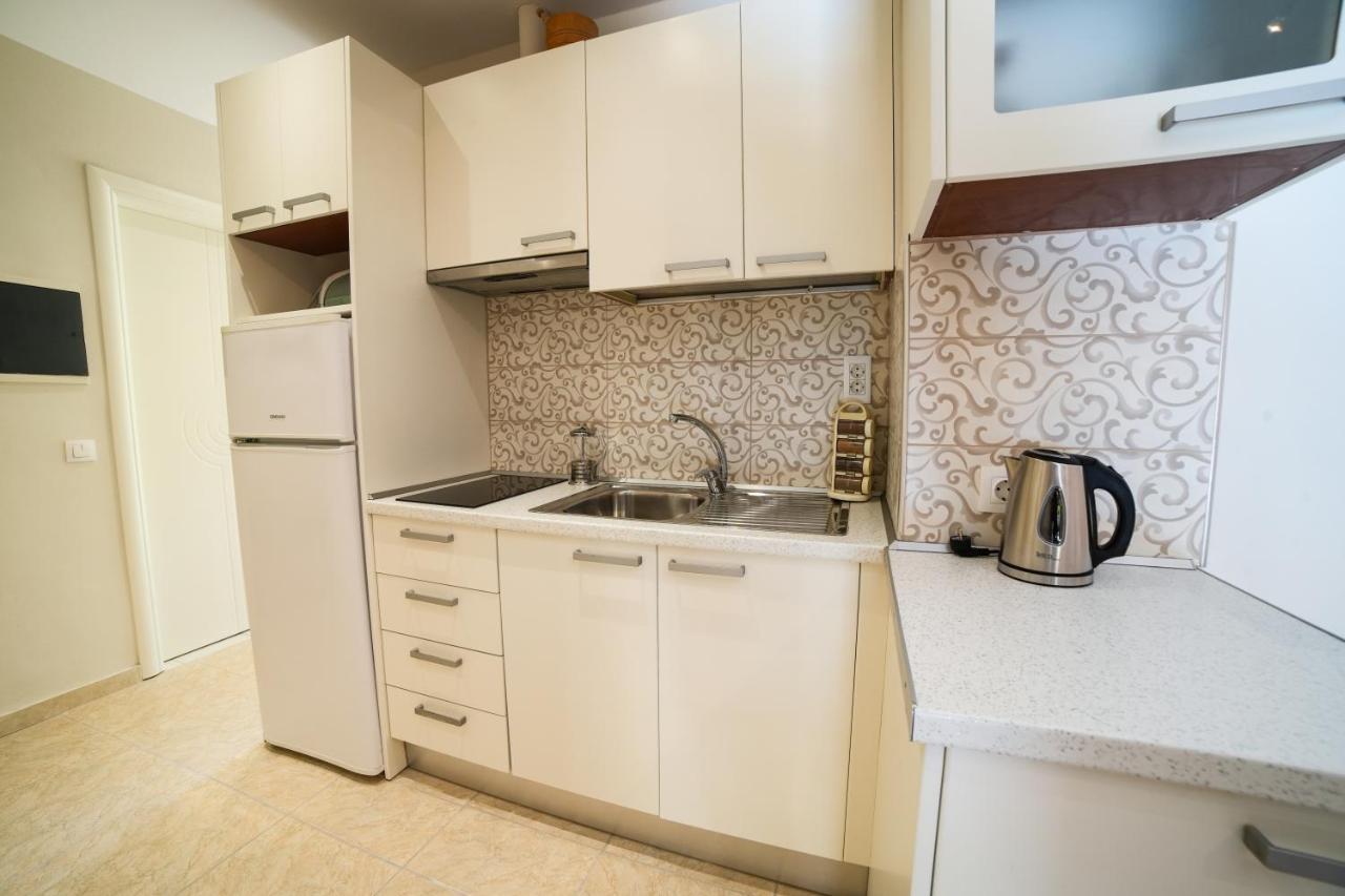 Angels Pool Studios And Apartments باليوكاستريتسا المظهر الخارجي الصورة