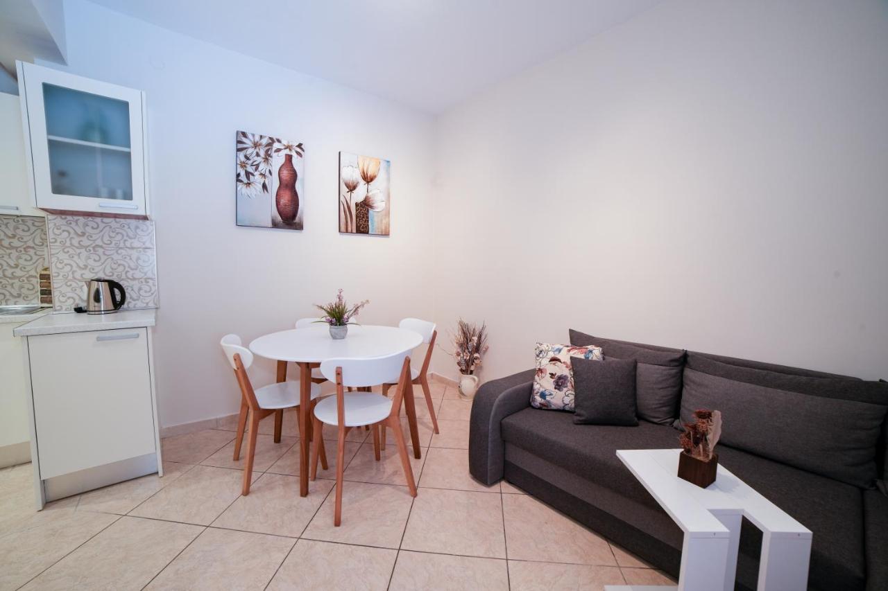 Angels Pool Studios And Apartments باليوكاستريتسا المظهر الخارجي الصورة