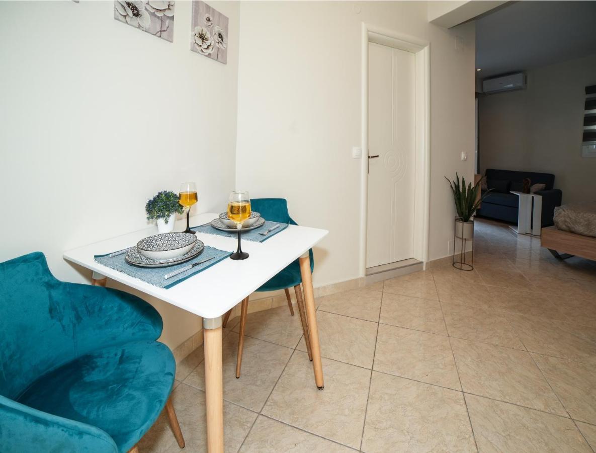 Angels Pool Studios And Apartments باليوكاستريتسا المظهر الخارجي الصورة