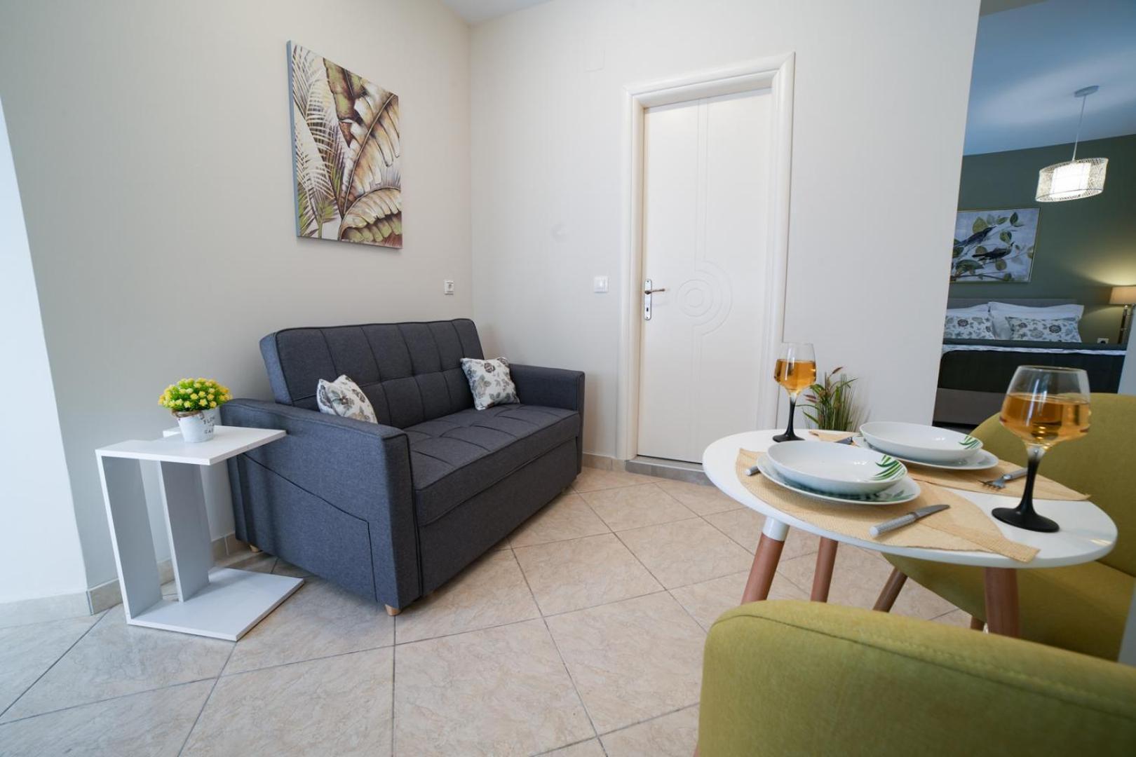 Angels Pool Studios And Apartments باليوكاستريتسا المظهر الخارجي الصورة