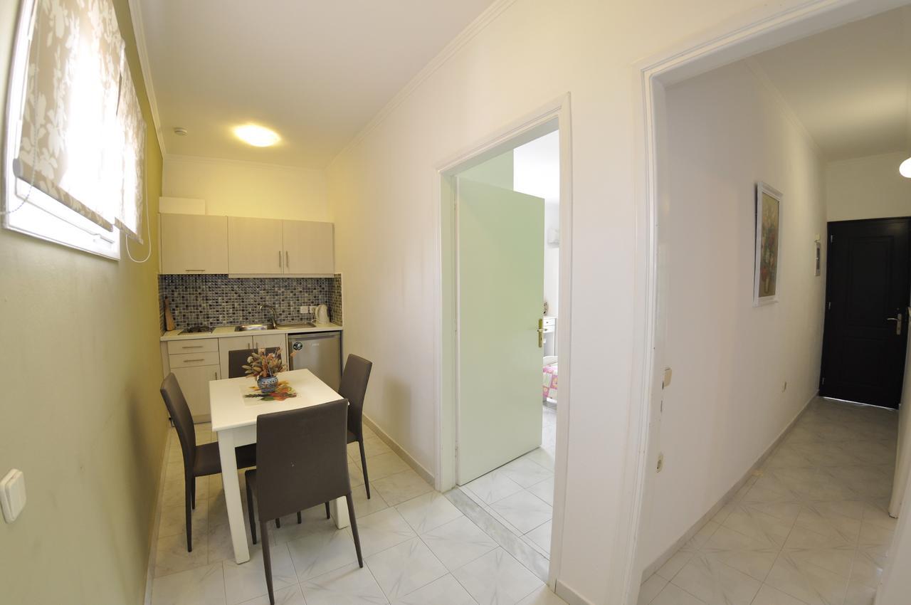 Angels Pool Studios And Apartments باليوكاستريتسا المظهر الخارجي الصورة