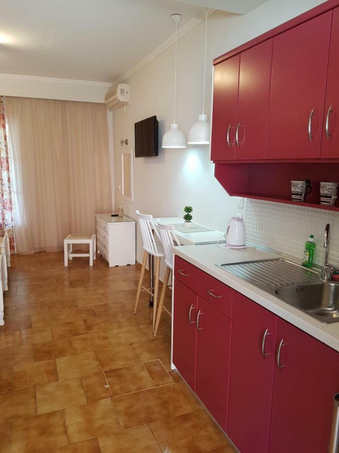 Angels Pool Studios And Apartments باليوكاستريتسا المظهر الخارجي الصورة